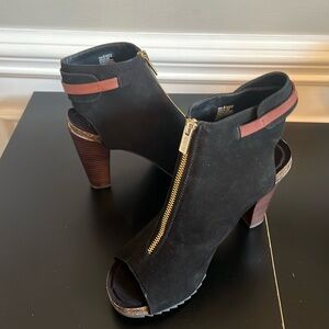 Casual black heel/toe out ankle bootie shoe